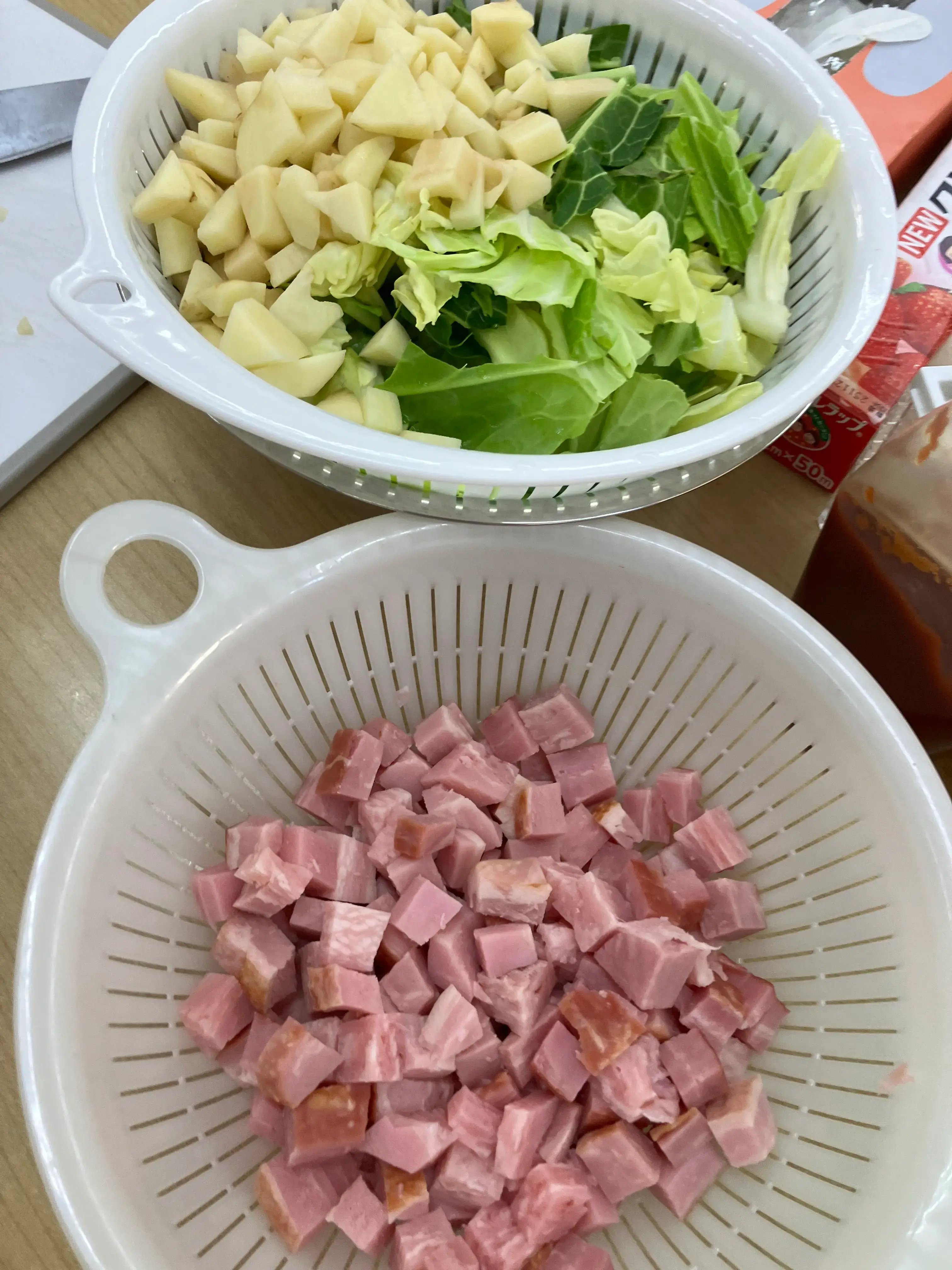 細かく切ったキャベツとベーコン