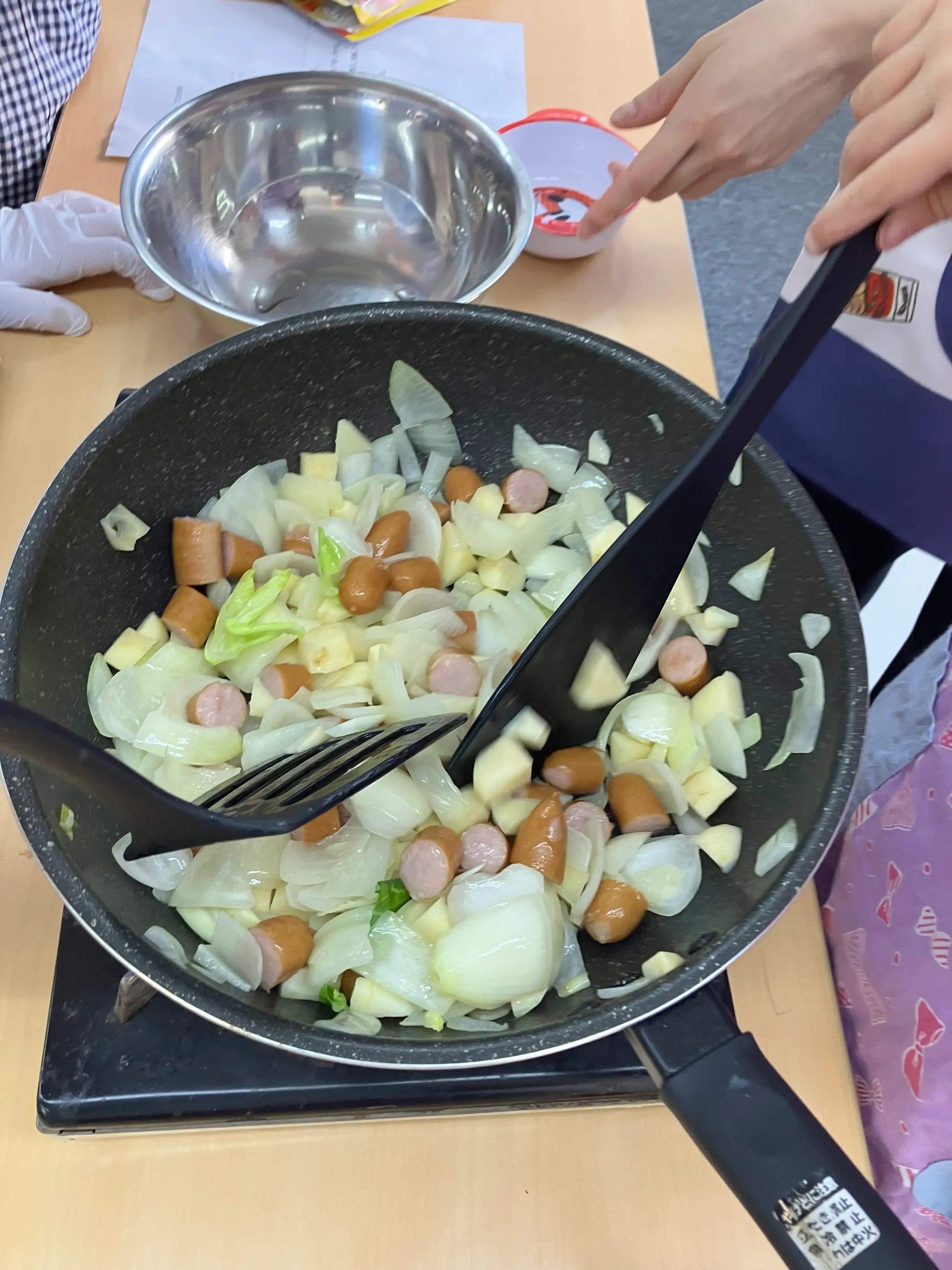 材料を炒めている様子