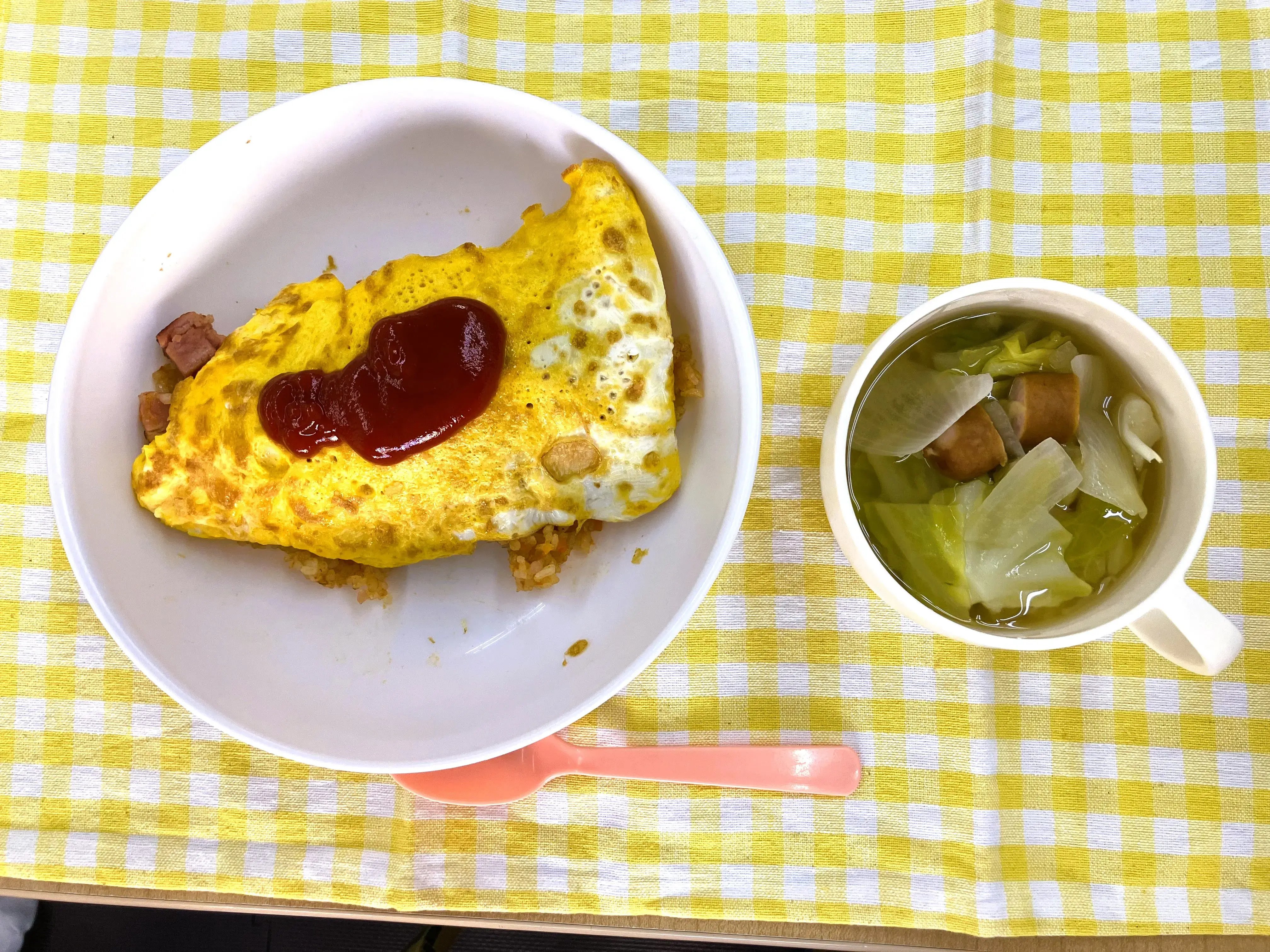 完成したオムライスとスープ