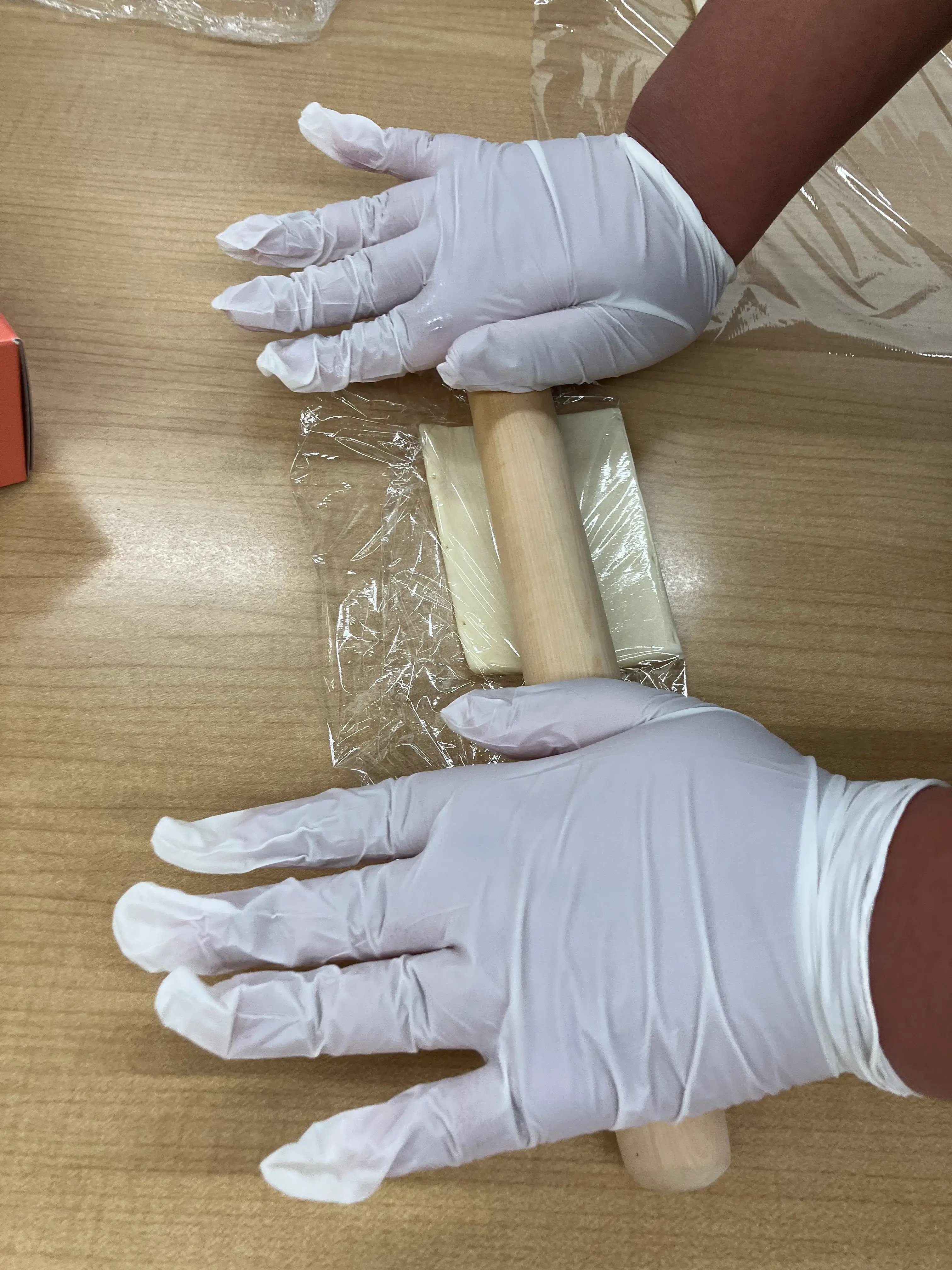 パイシートを麺棒で伸ばしている様子