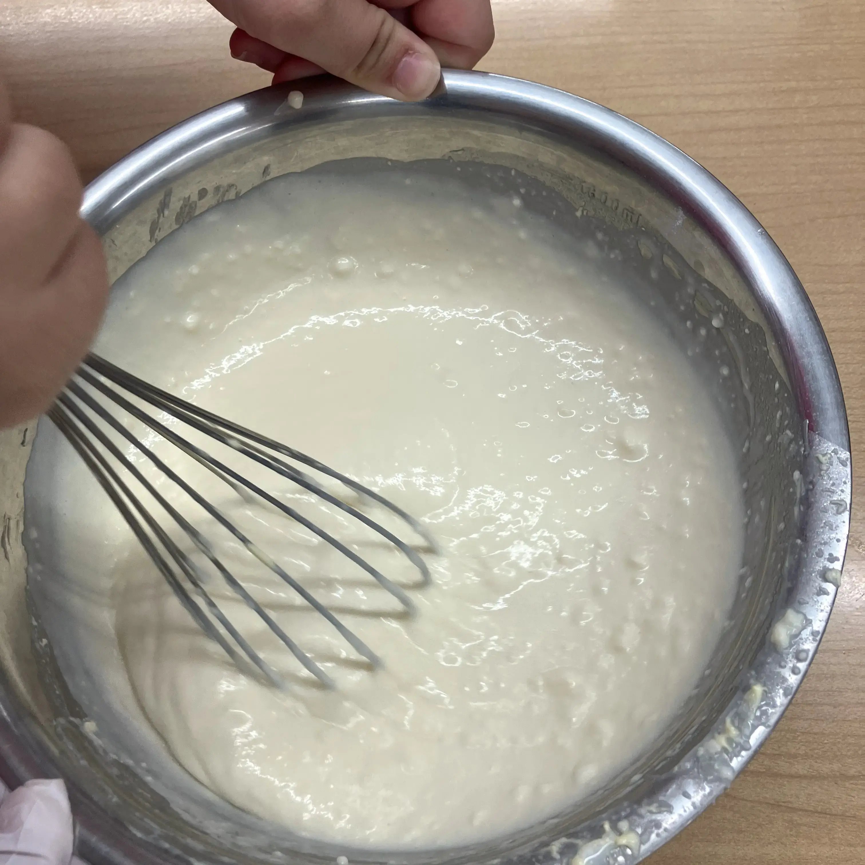 クレープ生地を混ぜている様子