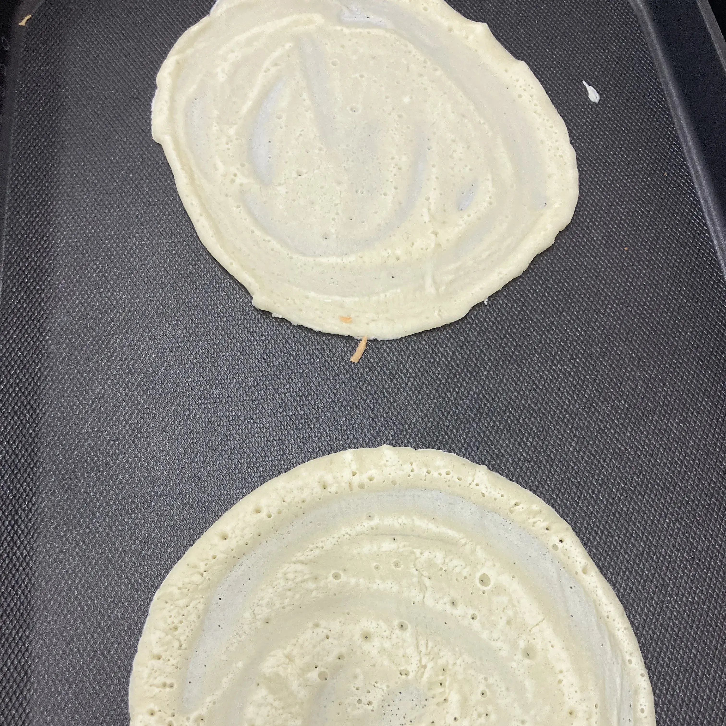 クレープをホットプレートで焼いている様子