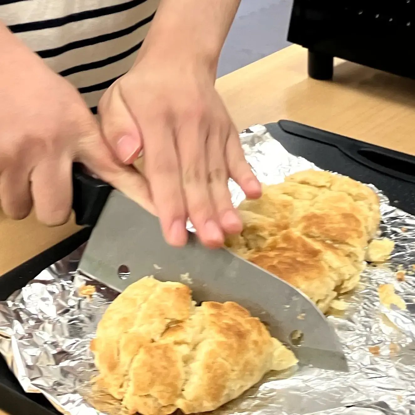 ビスコッティを切り分けている様子