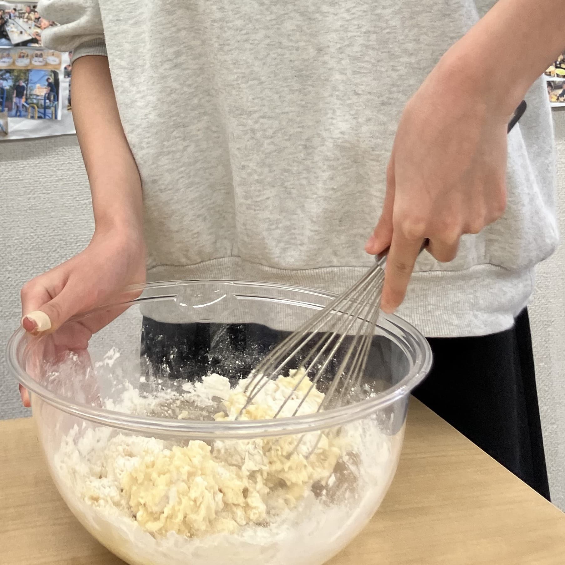 生地を混ぜている様子