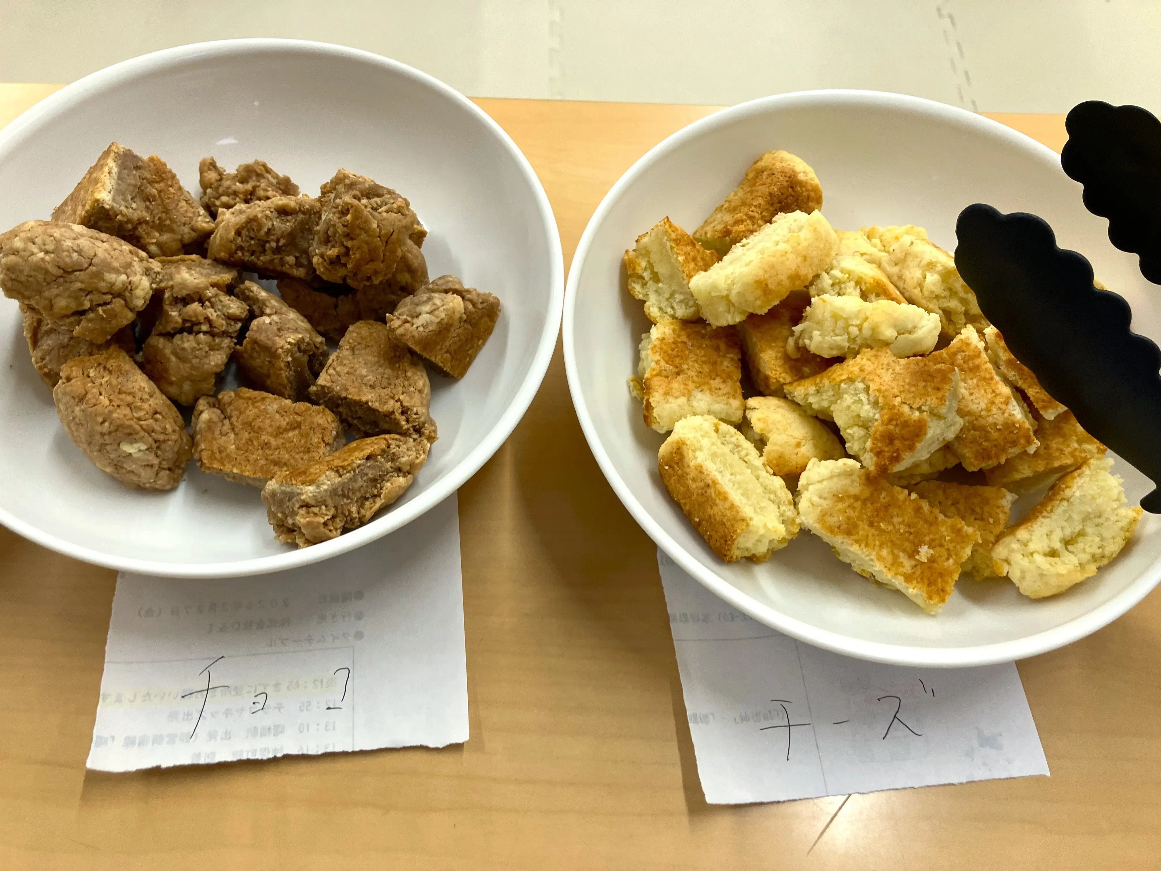 完成したビスコッティ(チョコ味とチーズ味)