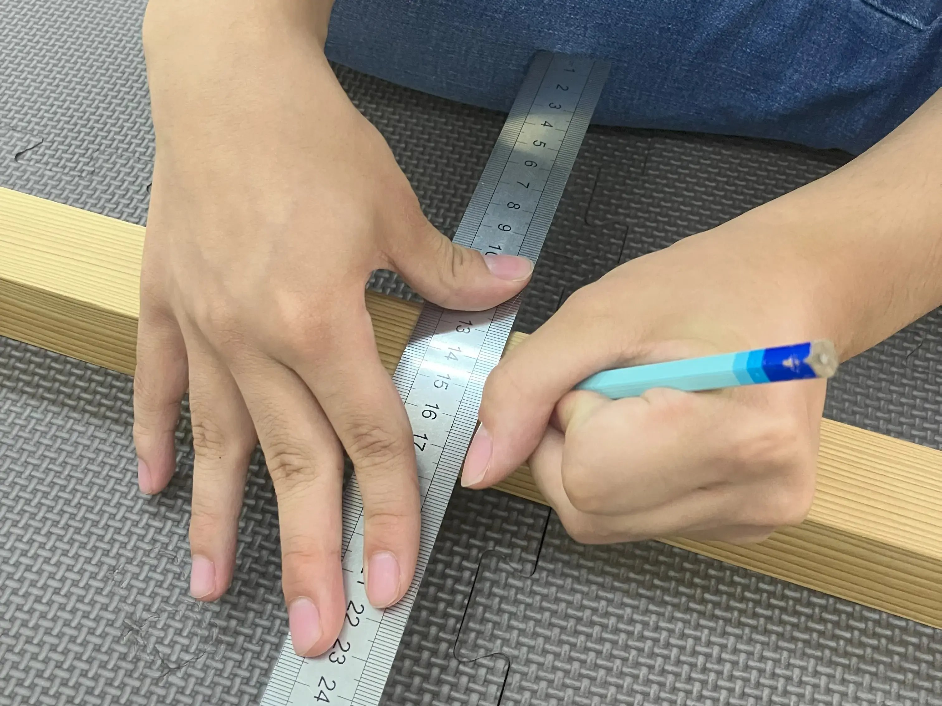 木に20センチの印をつけている様子