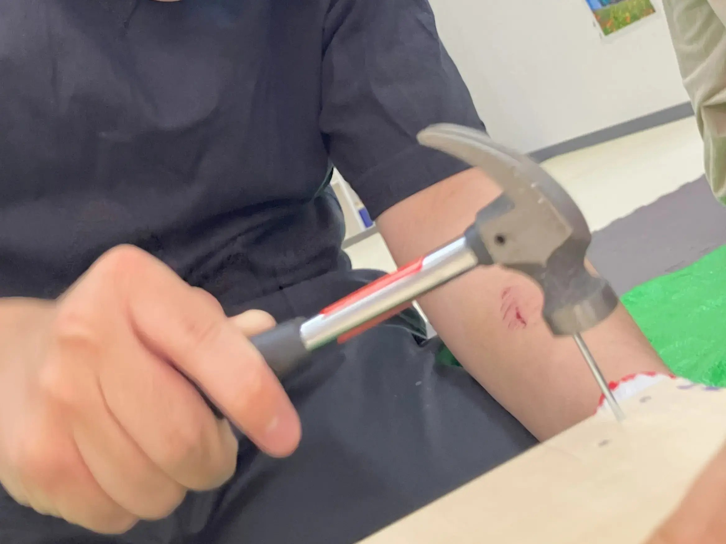 釘を打っている様子