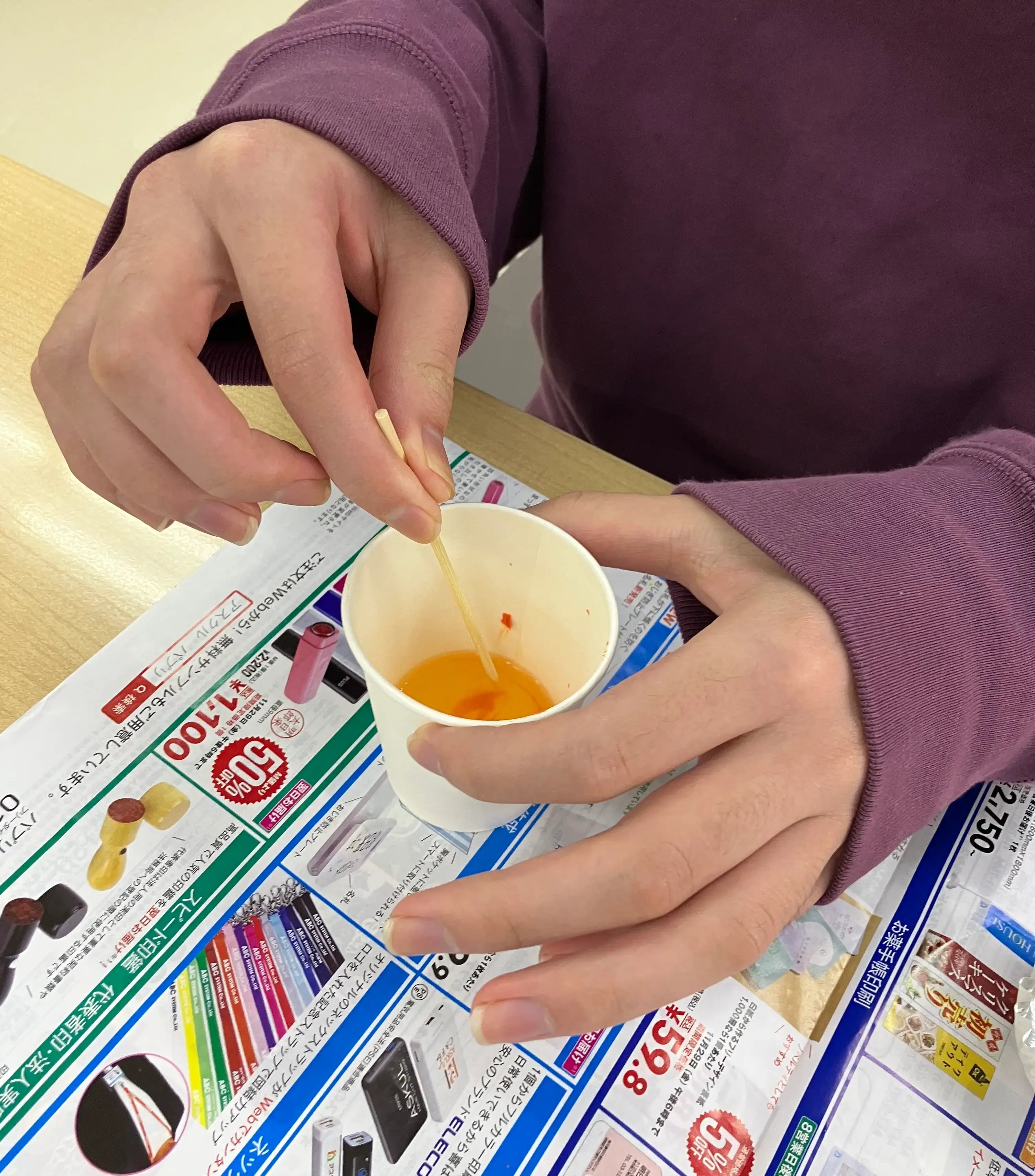 クレヨンと溶かしたロウソクを混ぜている様子