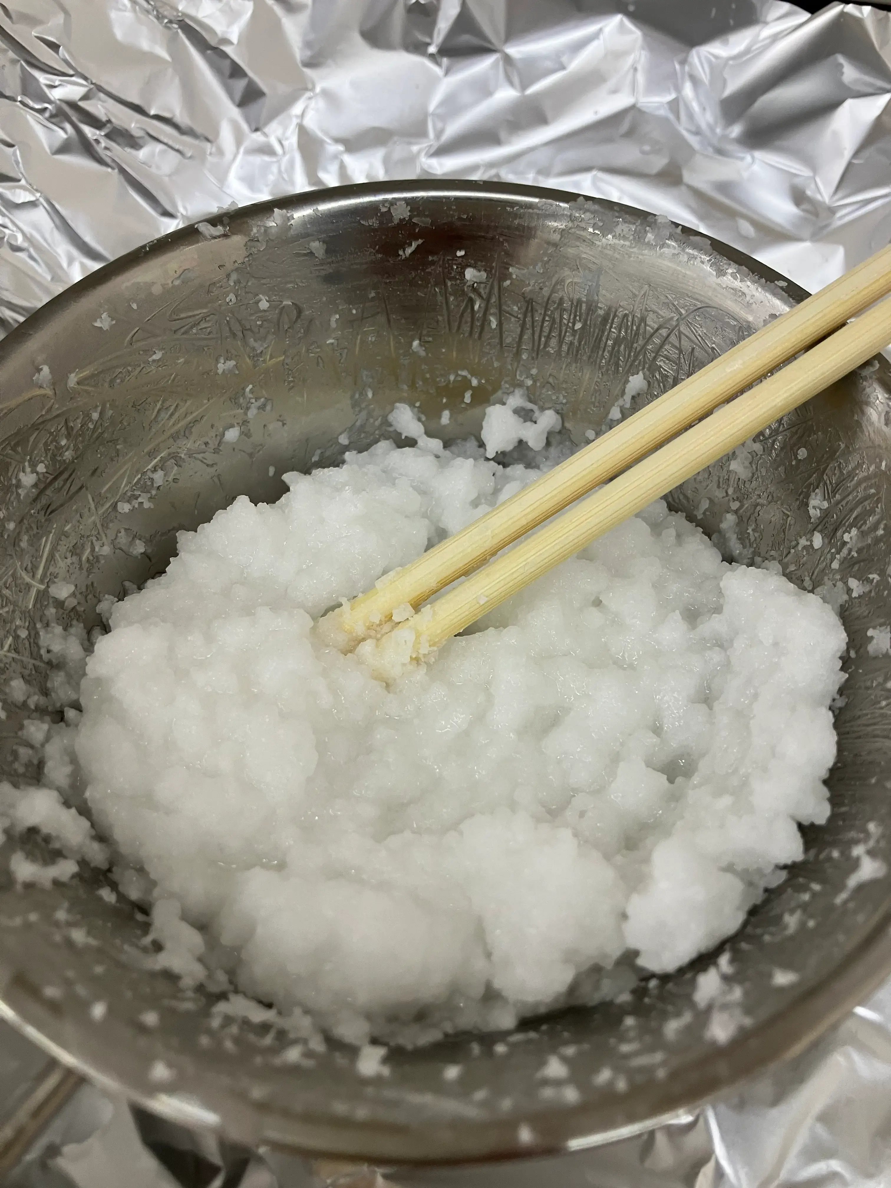 溶かしたロウソクを混ぜている様子