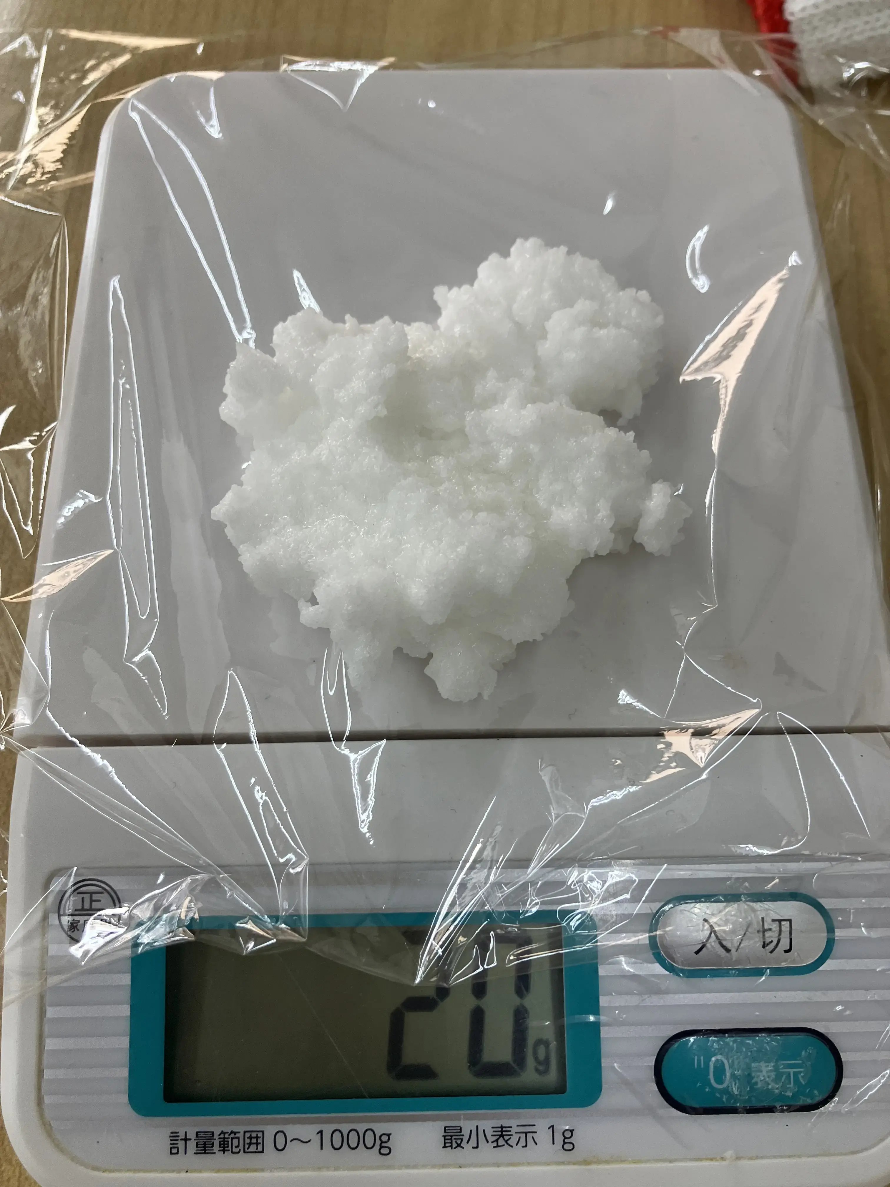 溶かしたロウソクの重さを計っている様子