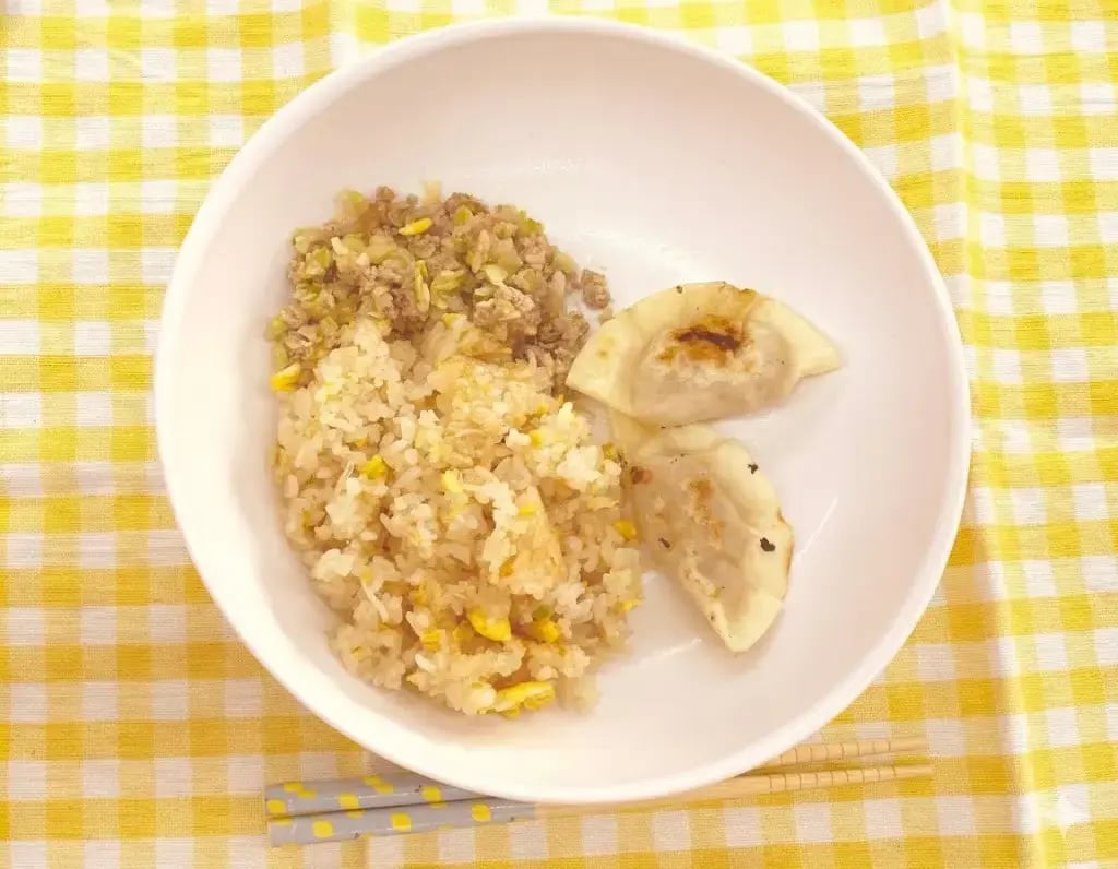 完成したチャーハンと餃子