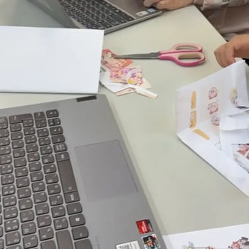 パソコンで好きな絵を探している写真