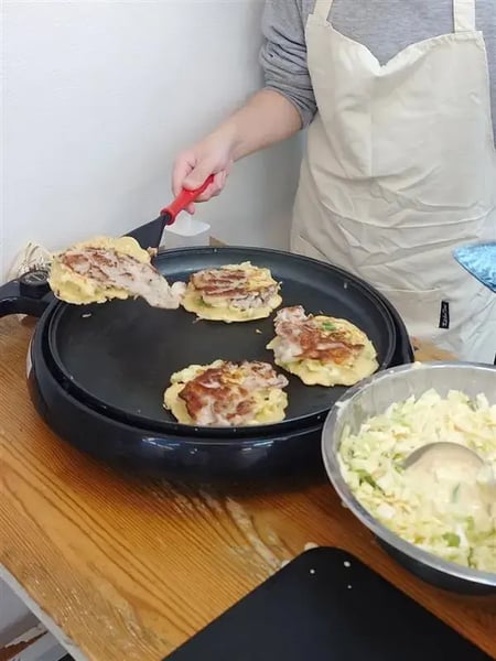 お好み焼きをひっくり返している様子