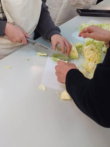 キャベツを切っている様子