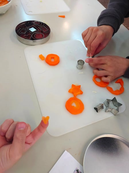 ニンジンの型抜きをしている様子