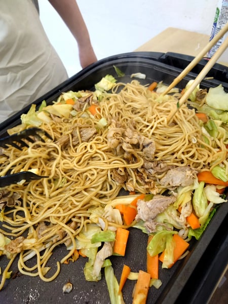 焼きそばを焼いている