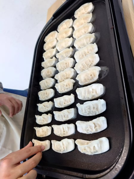 ギョウザを並べて焼いている様子