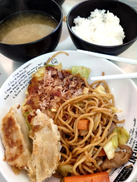 焼きそば・お好み焼き・餃子・ご飯・味噌汁の写真