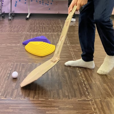 巨大なスプーンでたまごのおもちゃを転がしている写真