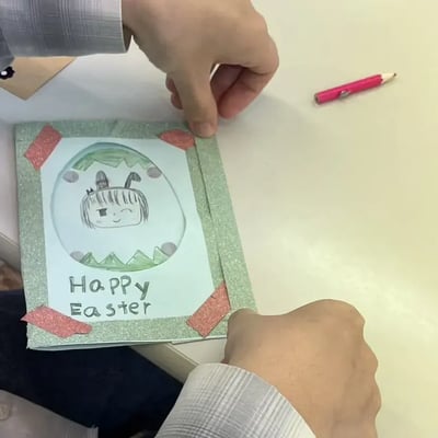 オリジナルのイースターカード工作に取り組むお子さん２