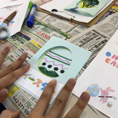 オリジナルのイースターカード工作に取り組むお子さん３