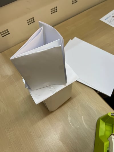 紙を使ったペーパータワーのチャレンジ