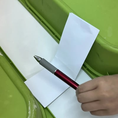 紙の橋を作っても重りをのせる事が難しい