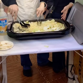 焼きそばを作る写真