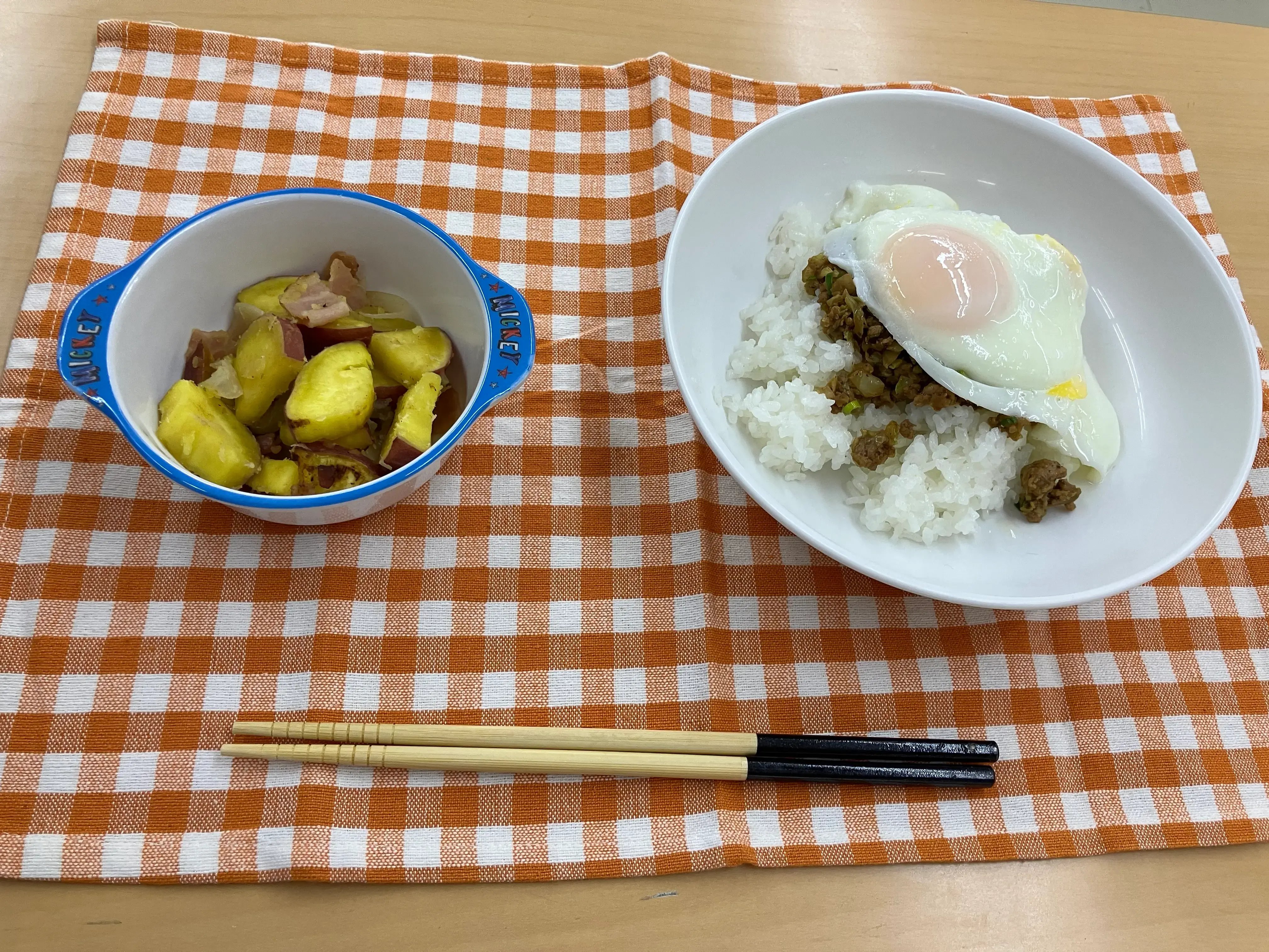 肉みそロコモコ丼と、スイートジャーマンポテト