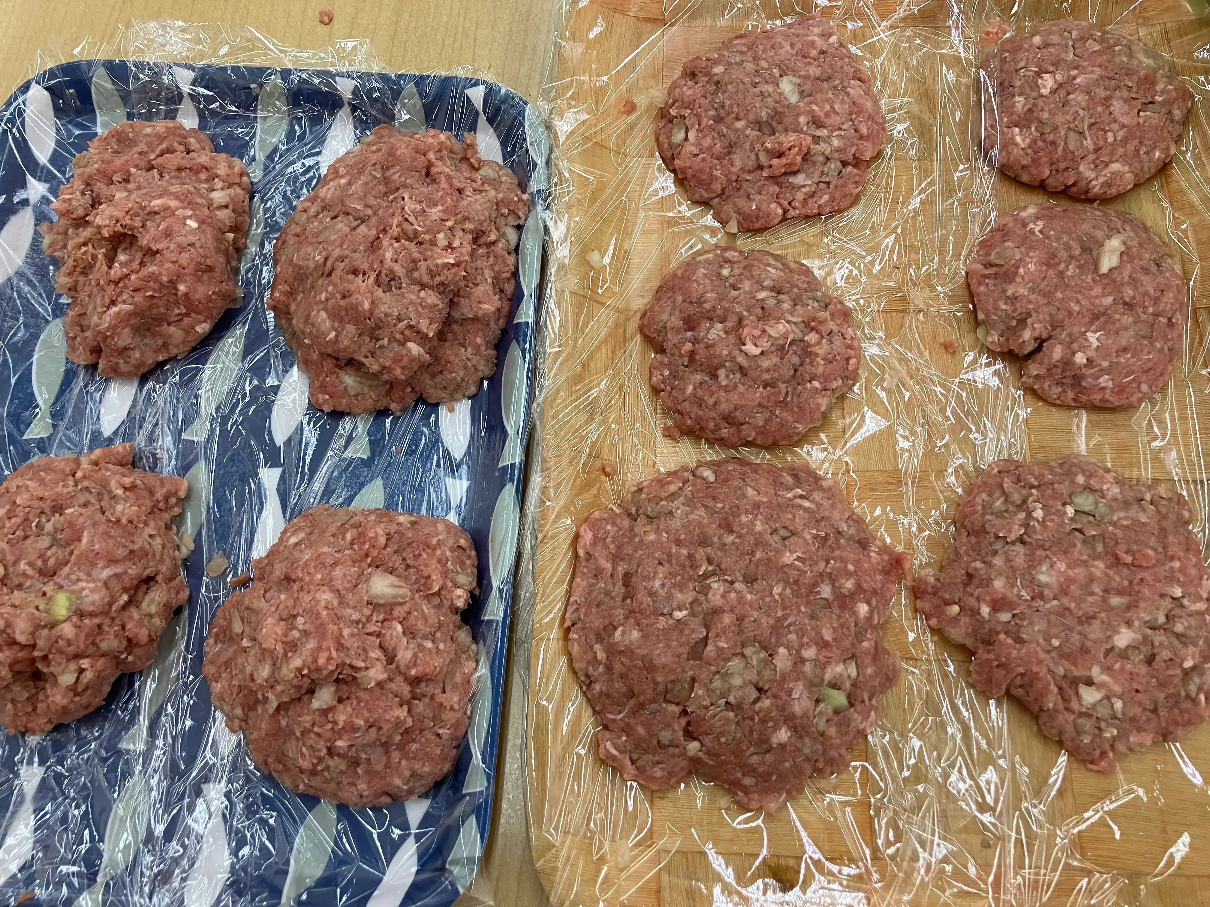 焼く前のハンバーグ