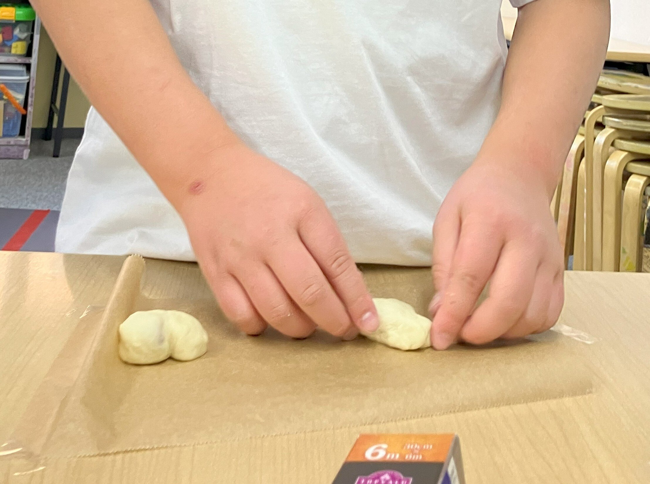 生地を成型している様子