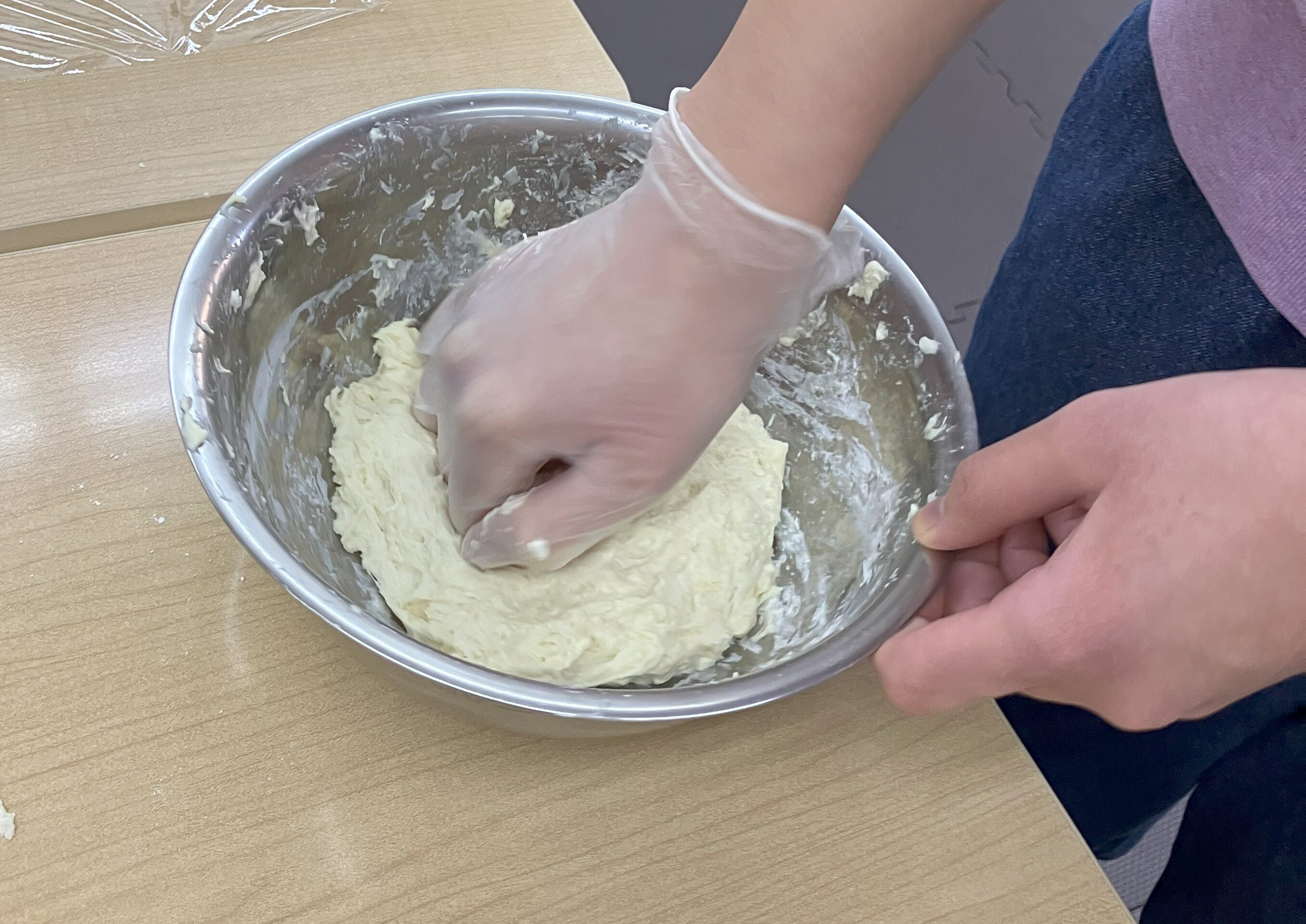 生地をこねている様子