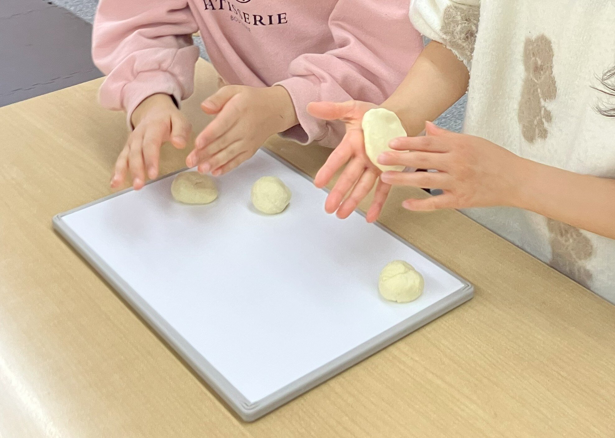 生地を成型している様子