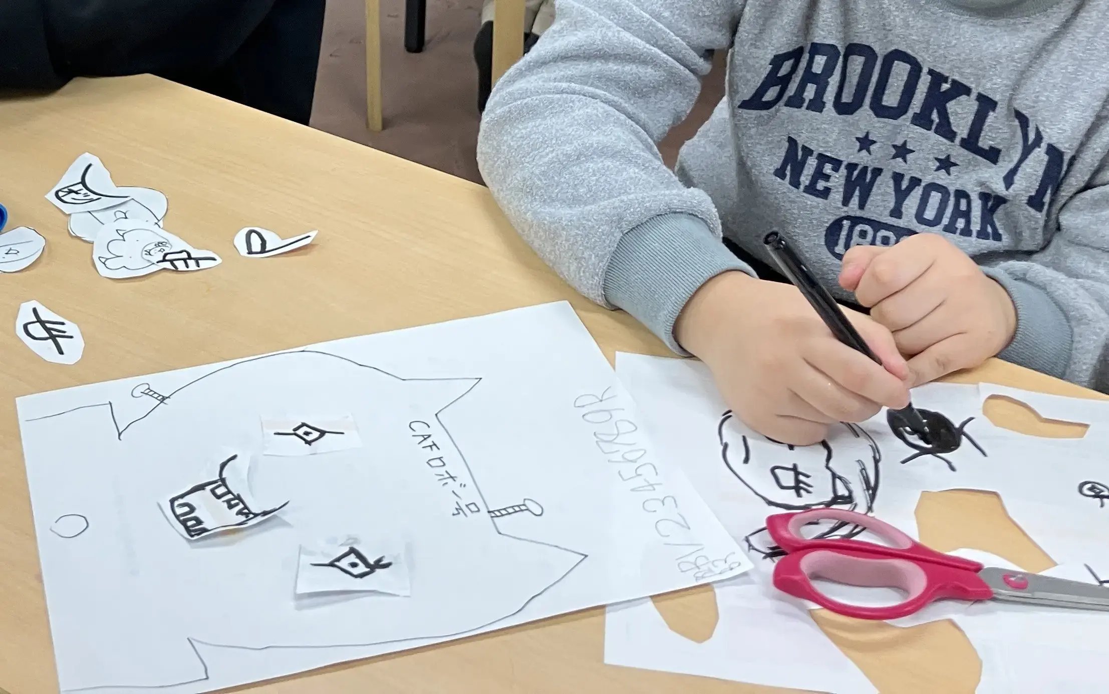 福笑いをする子ども２