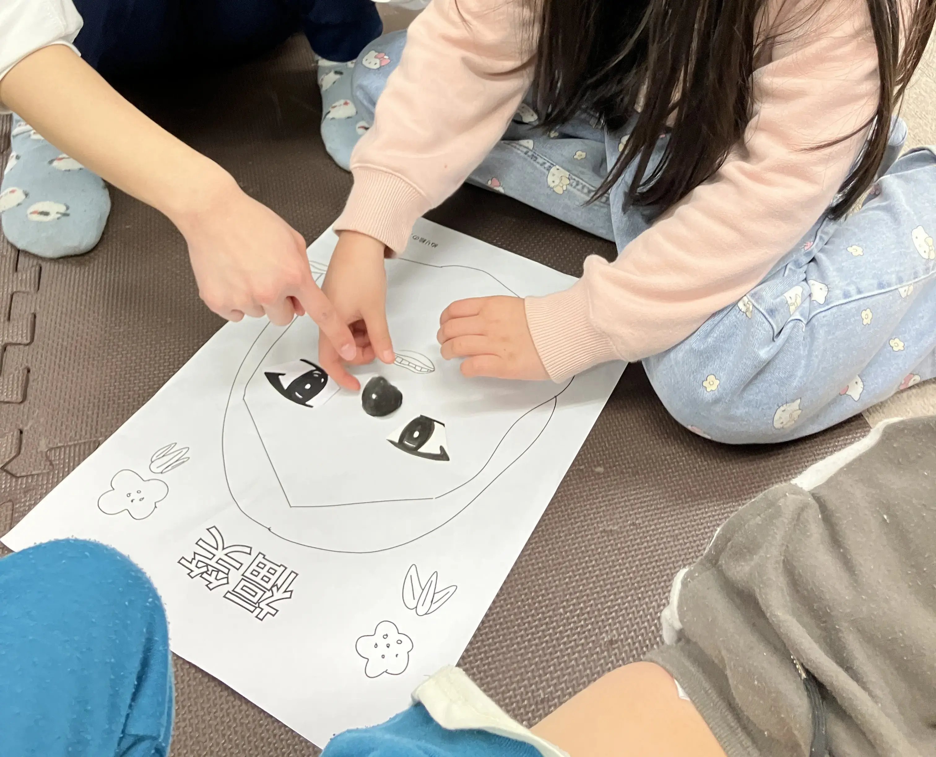 福笑いをする子ども５