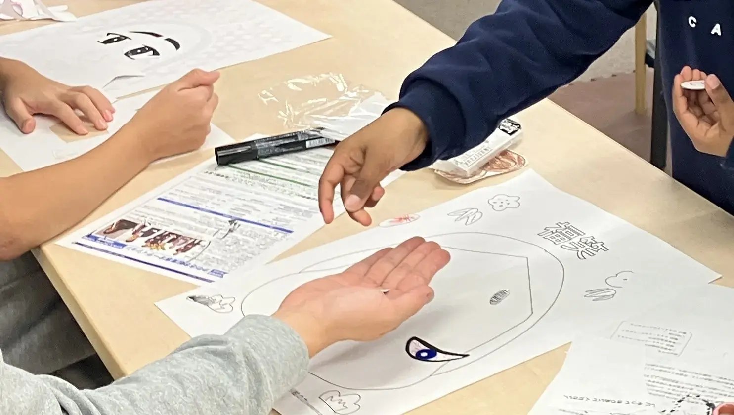 福笑いをする子ども４