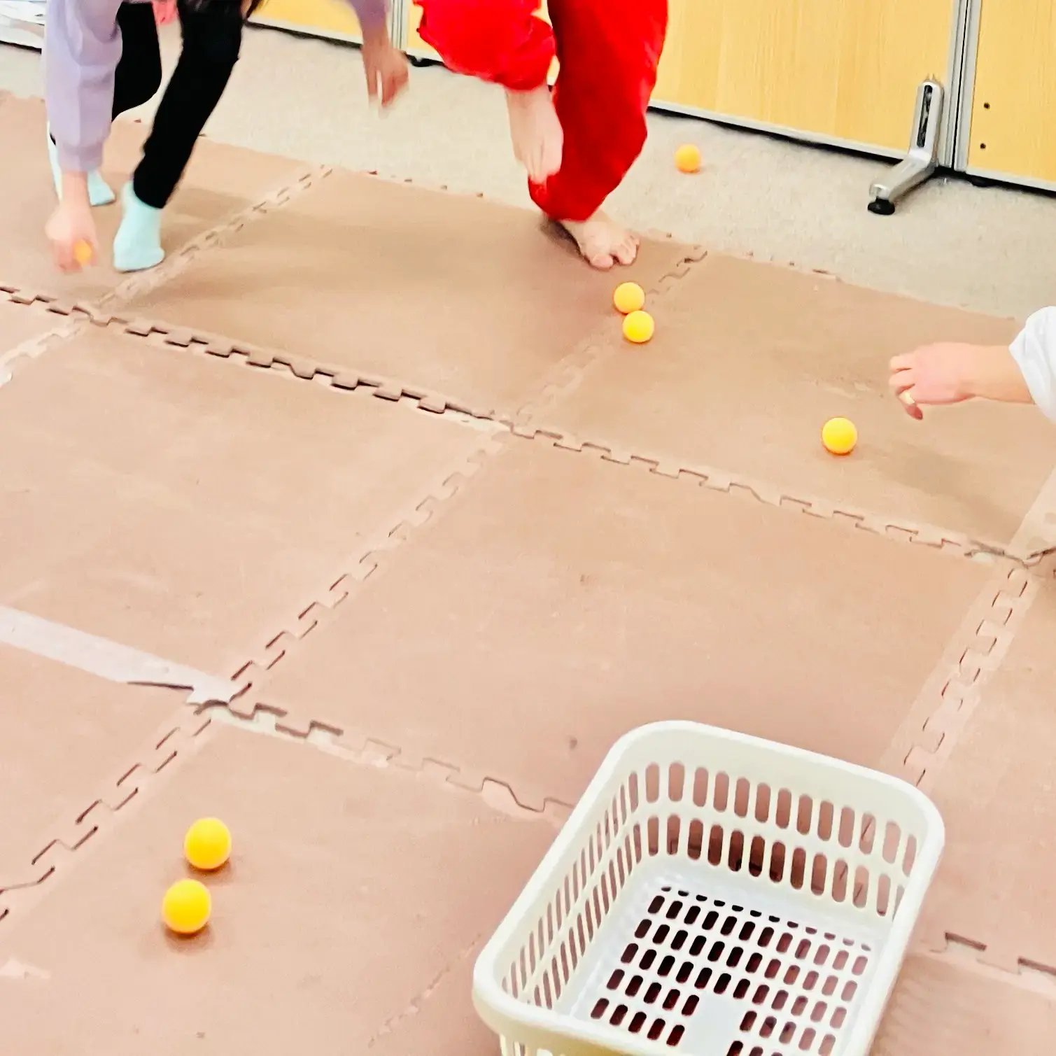 風船ゲームをする子ども１