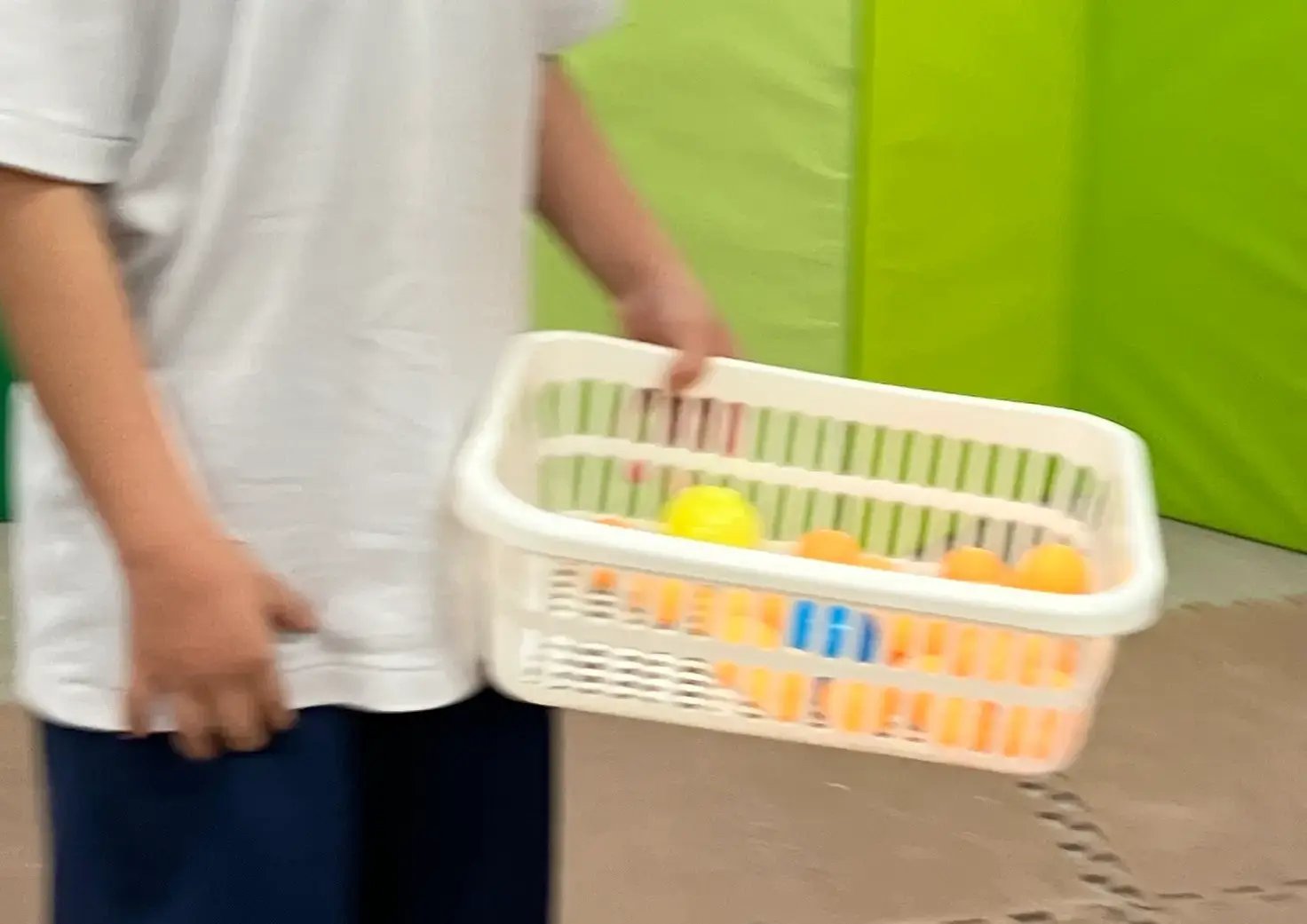 風船ゲームをする子ども２