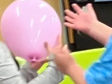 風船ゲームをする子ども４