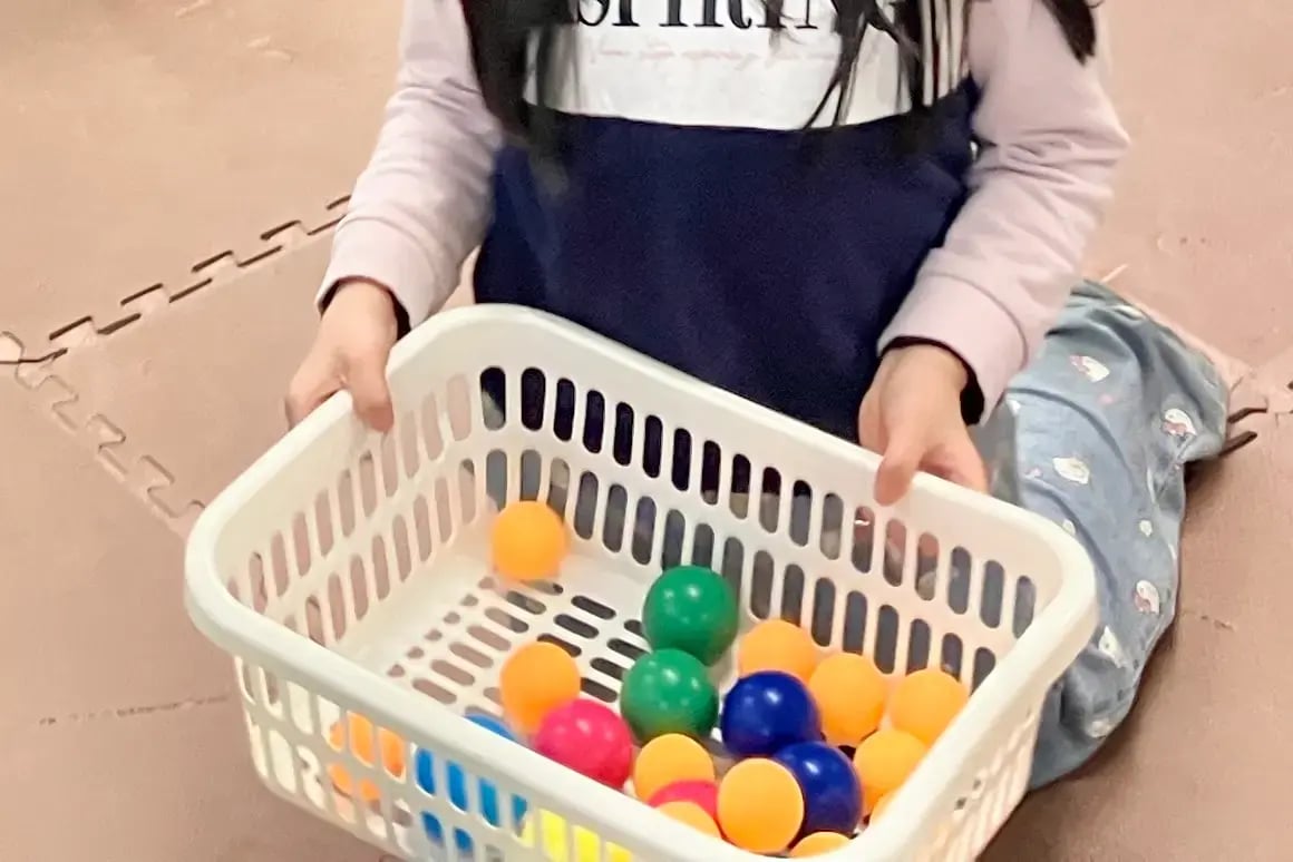 風船ゲームをする子ども５