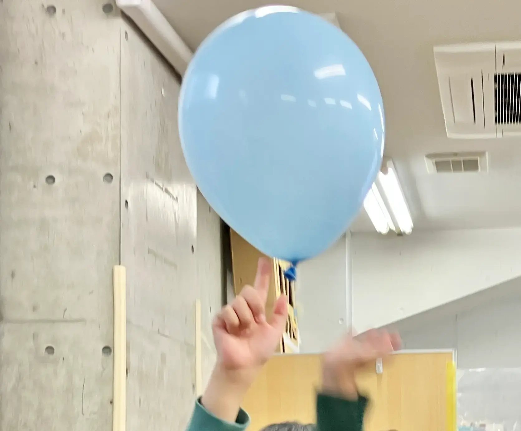 風船ゲームをする子ども３