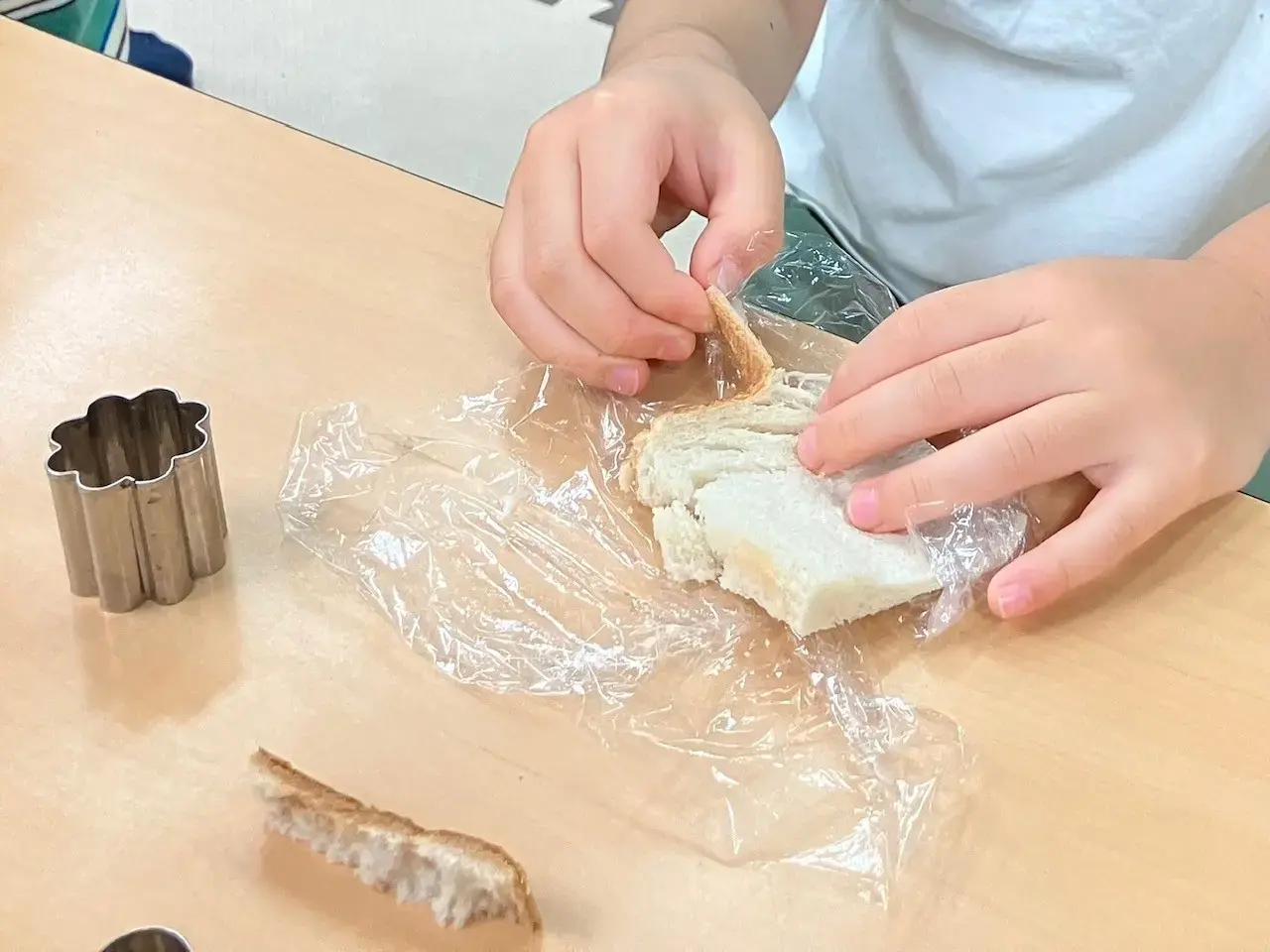 パンを型抜きするお子様