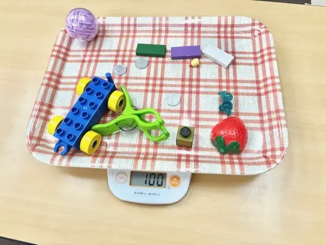 量りを使う子ども４