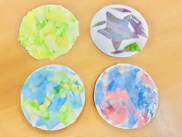 折り染めコースターを作る子ども