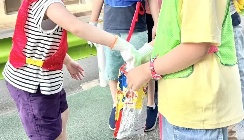 ゴミ拾いをする子ども4