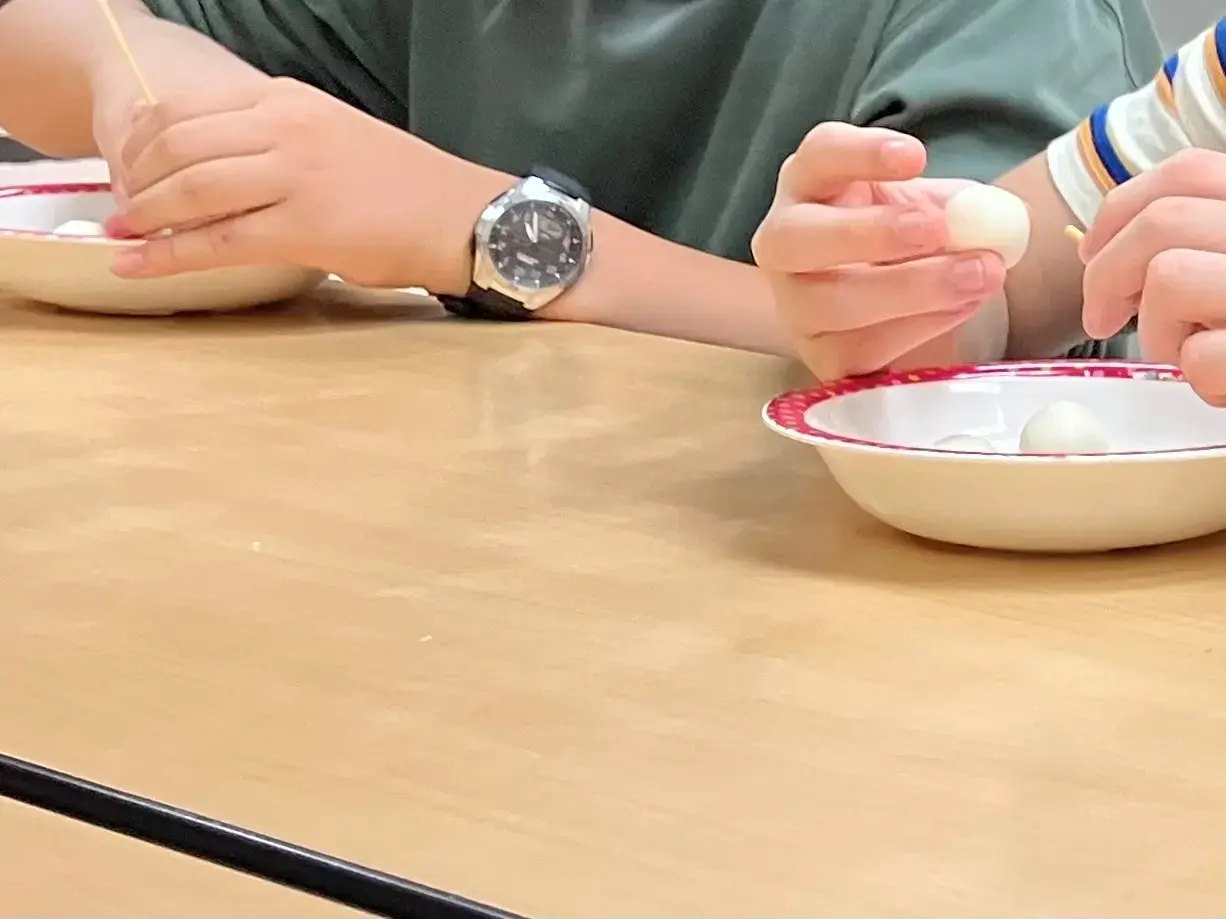 お団子を好きな大きさにこねるお子様