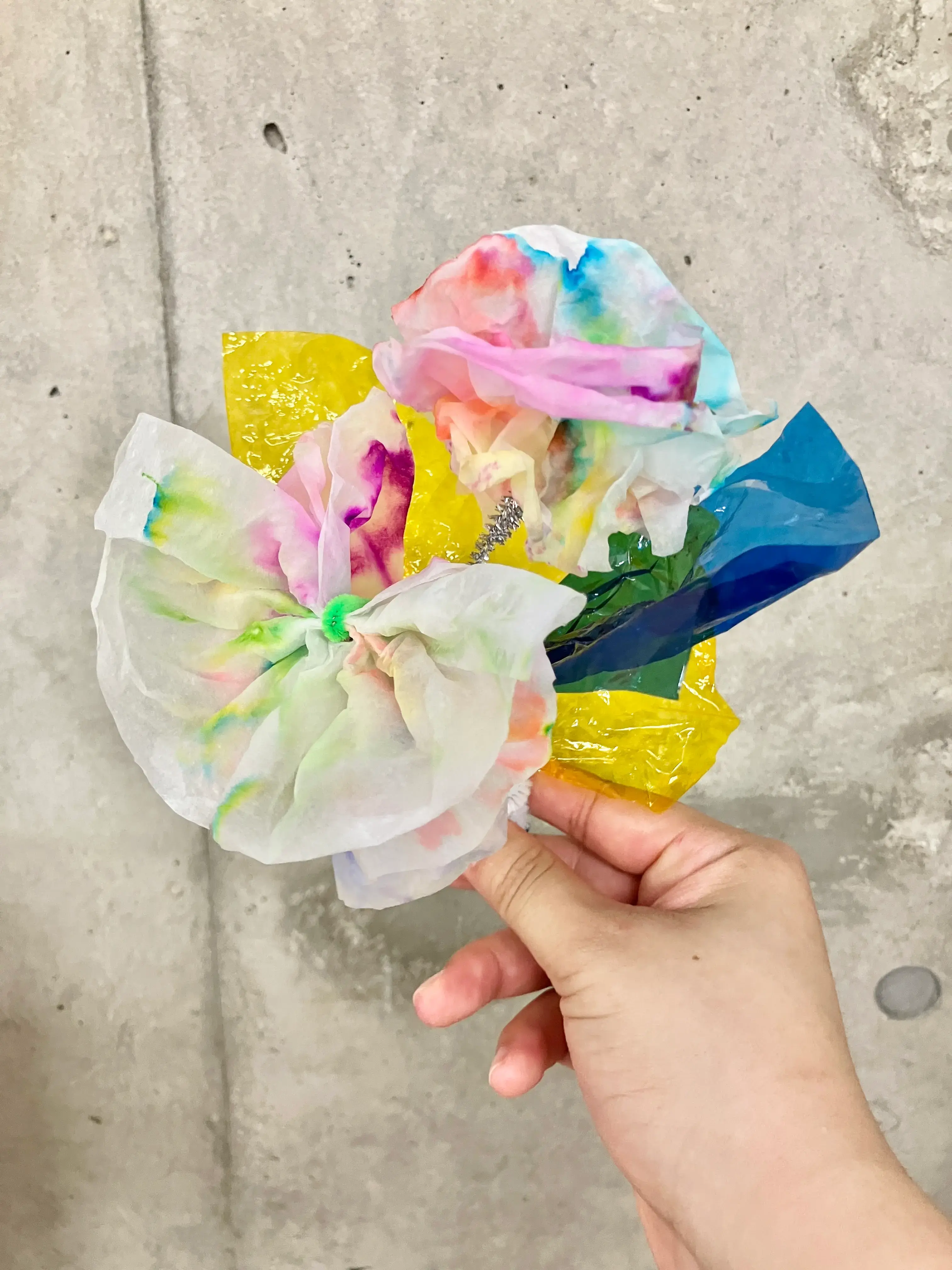 ペーパーフラワーを作る子ども７