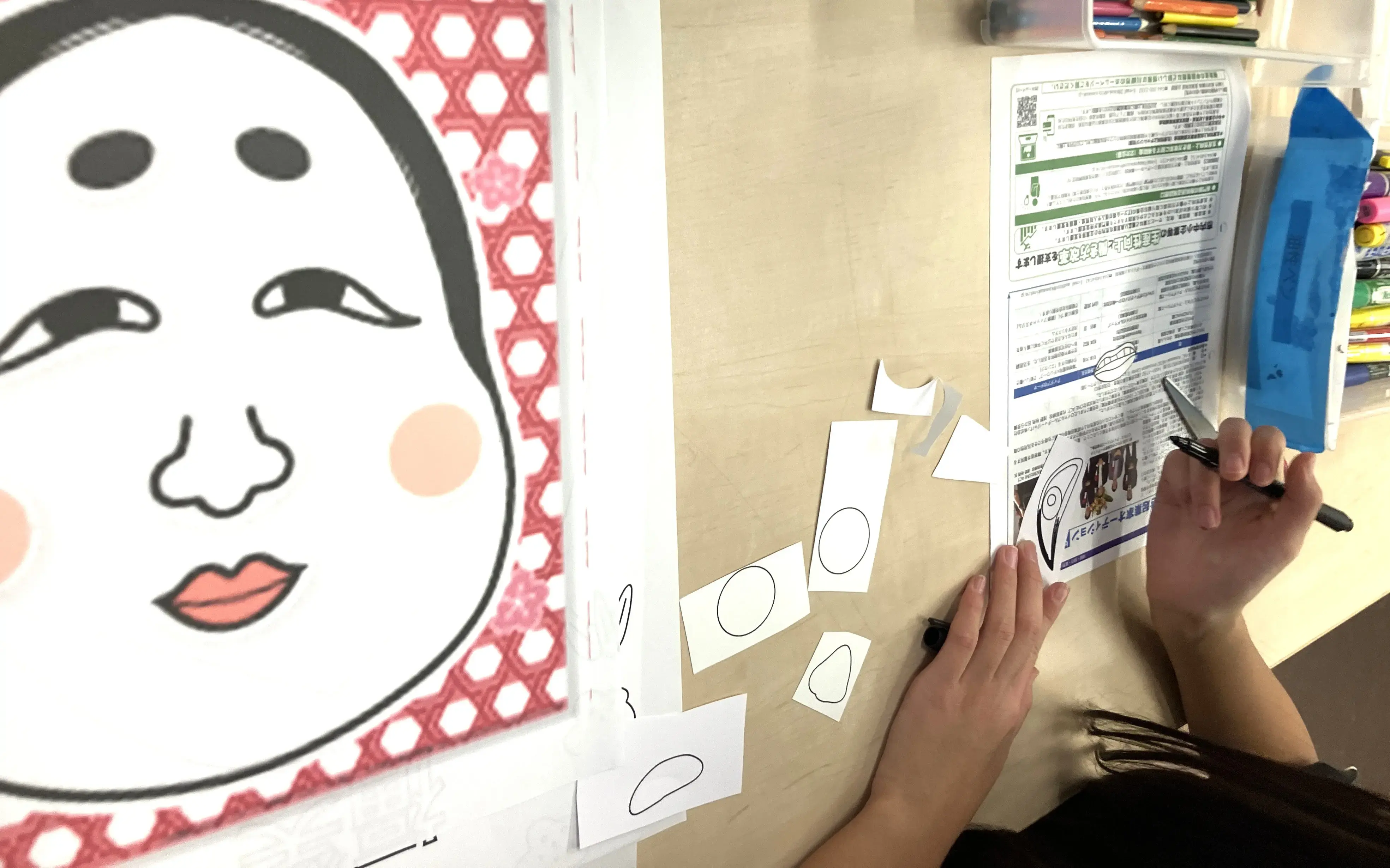 福笑いを作って遊ぶ子ども