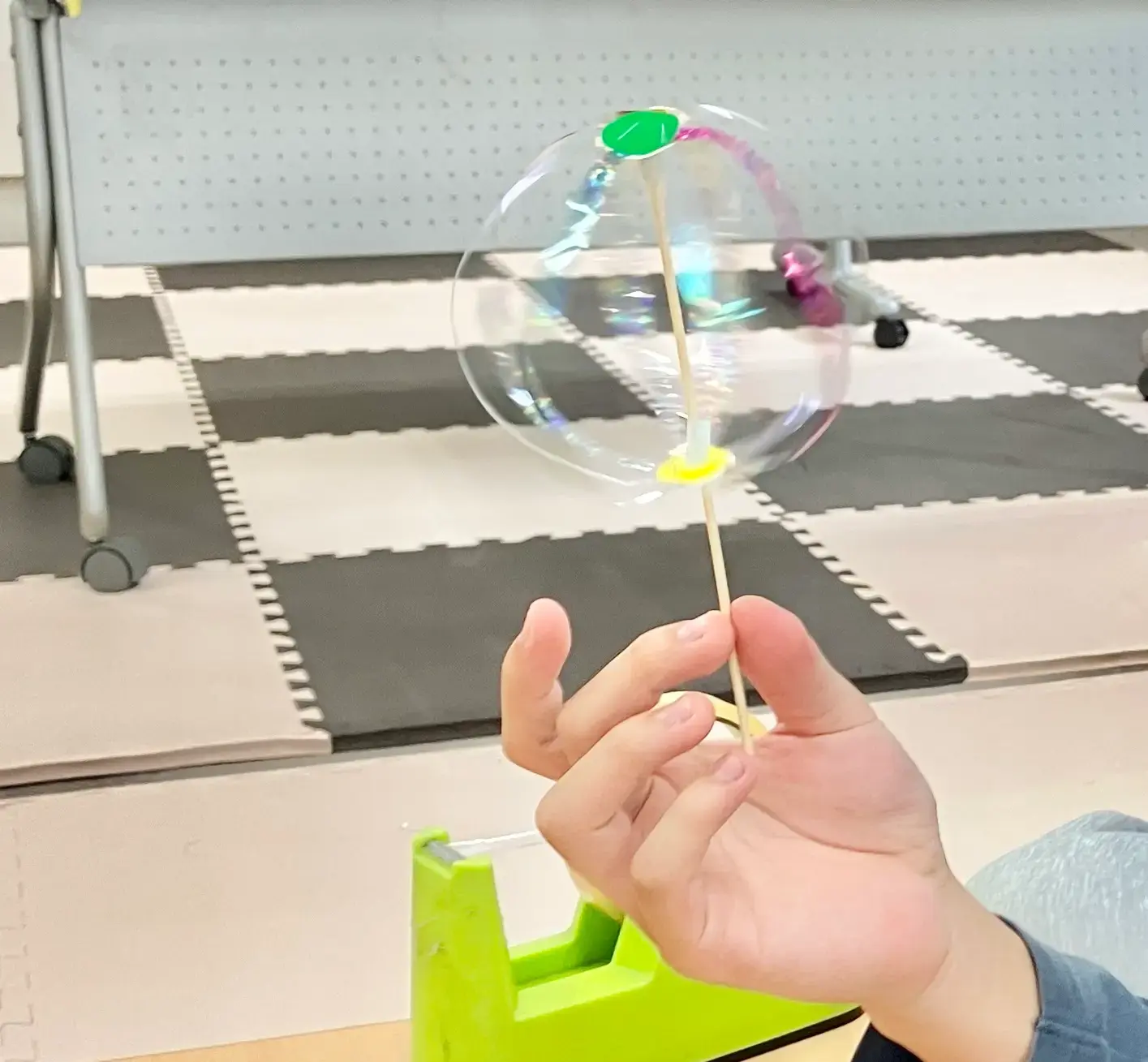 ぼんぼりを作る子ども５