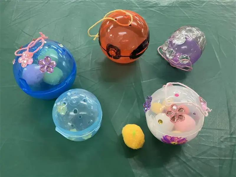 オーナメントを作る子ども３